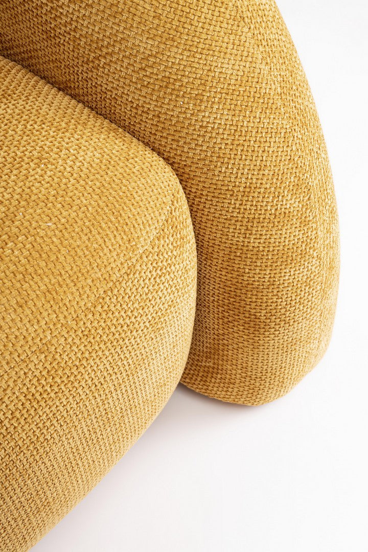 Sofa Clemence in Senf von Bizzotto, leuchtende Farbe und geschwungene Form.