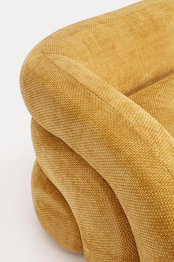 Sofa Clemence in Senf von Bizzotto, leuchtende Farbe und geschwungene Form.