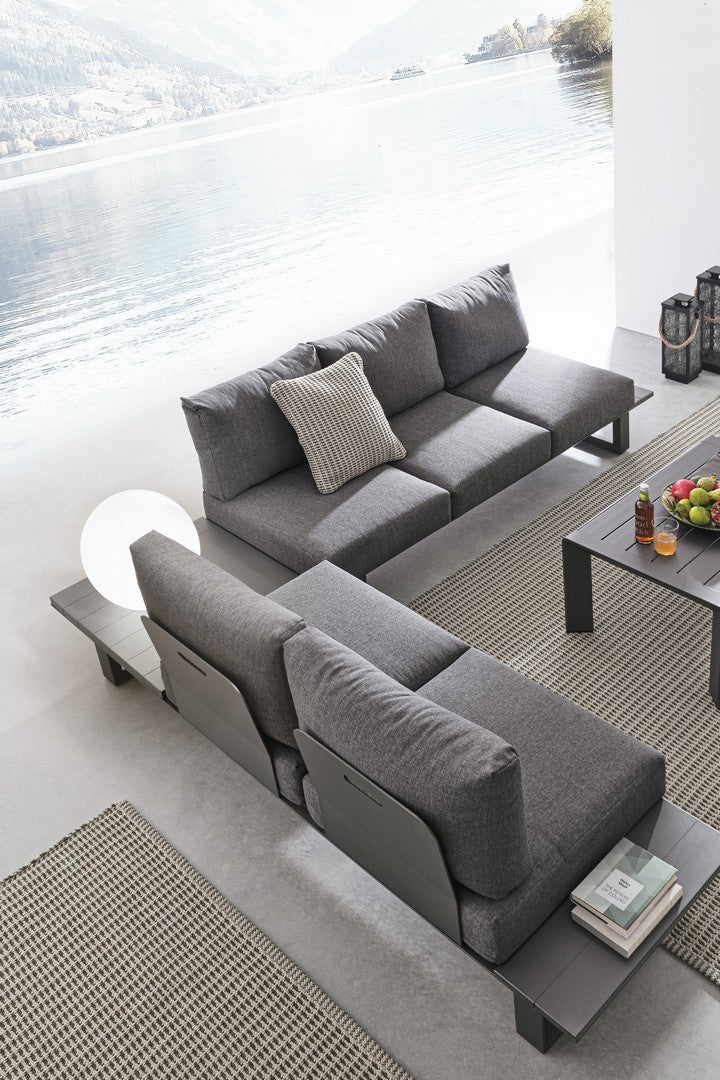 Sitzgruppe KONNOR M-K ANTHR von Bizzotto – stilvolle Outdoor-Lounge mit anthrazitfarbenen Kissen und pulverbeschichtetem Aluminiumgestell.