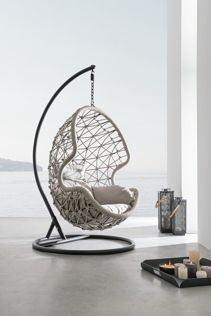 Hängesessel M-Kissen Kelly aus wetterfestem Seilgeflecht mit stabilem Stahlgestell und abnehmbaren Kissen in neutraler Farbe