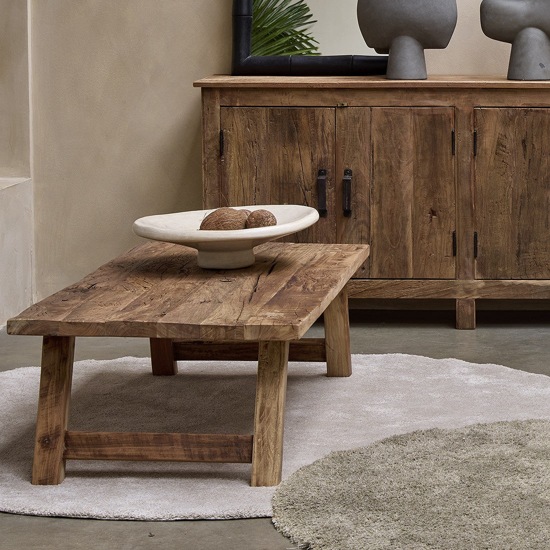 Wohnzimmer mit Couchtisch Grainwood und passendem Sideboard