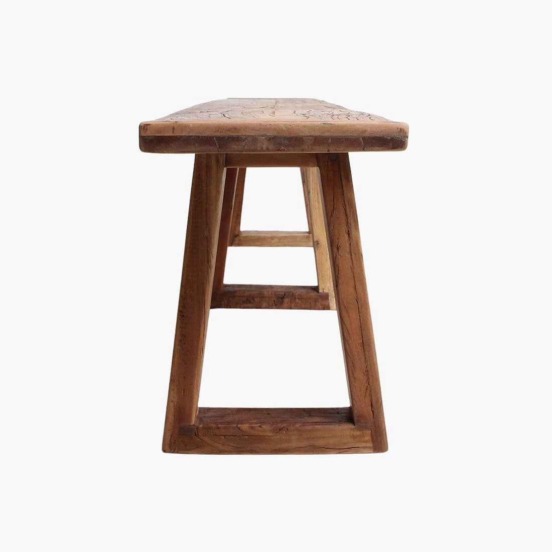 Detailansicht der trapezförmigen Beine der Timberline Bank | STUFF Shop