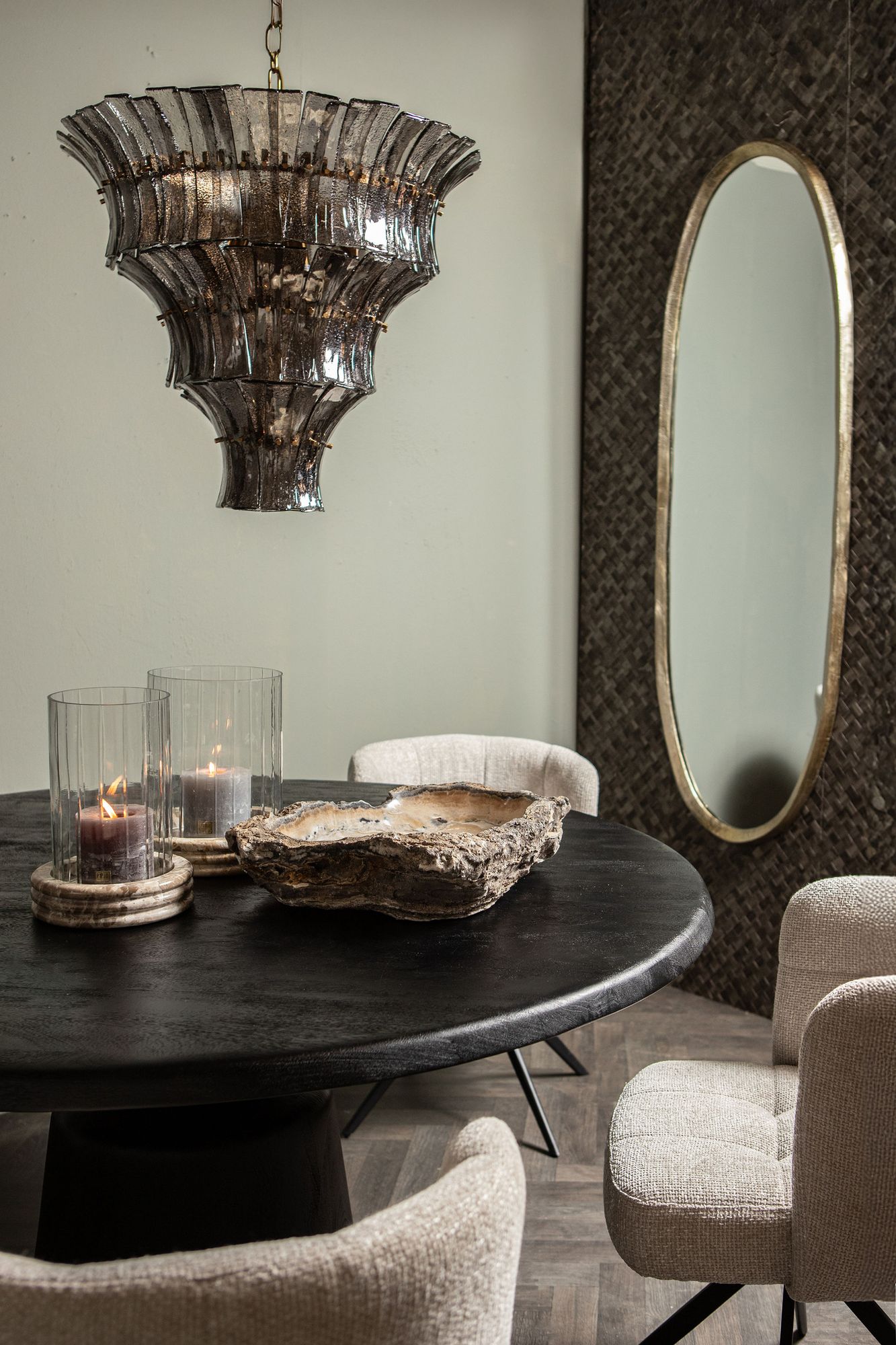 Ambienteansicht Strukturglas der Dalai Gunmetal Hängeleuchte | PTMD bei STUFF Shop kaufen