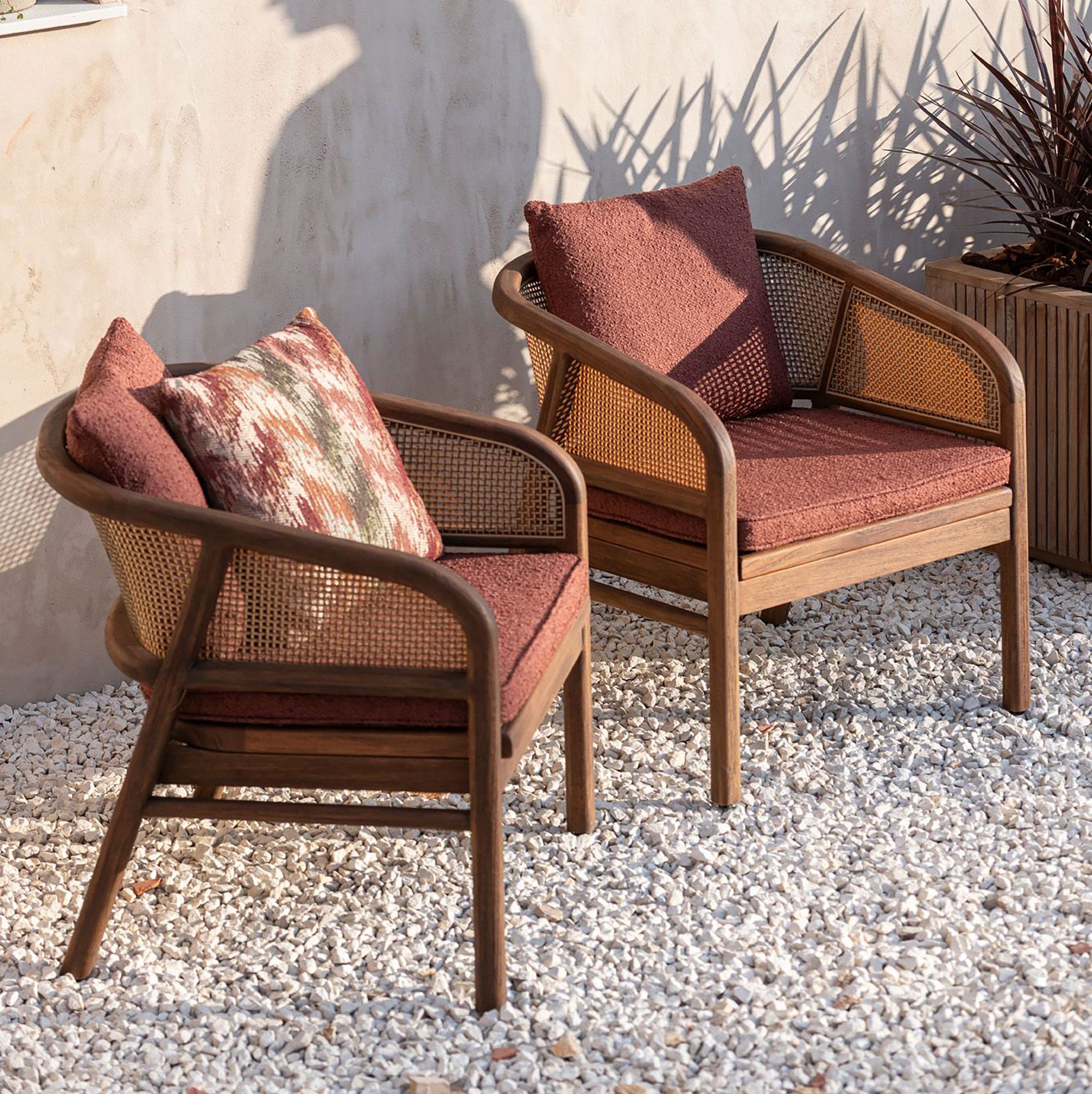 Design Outdoor Sessel Imen Teak Emas Brown aus der Gommaire Kollektion | Gommaire bei STUFF Shop kaufen