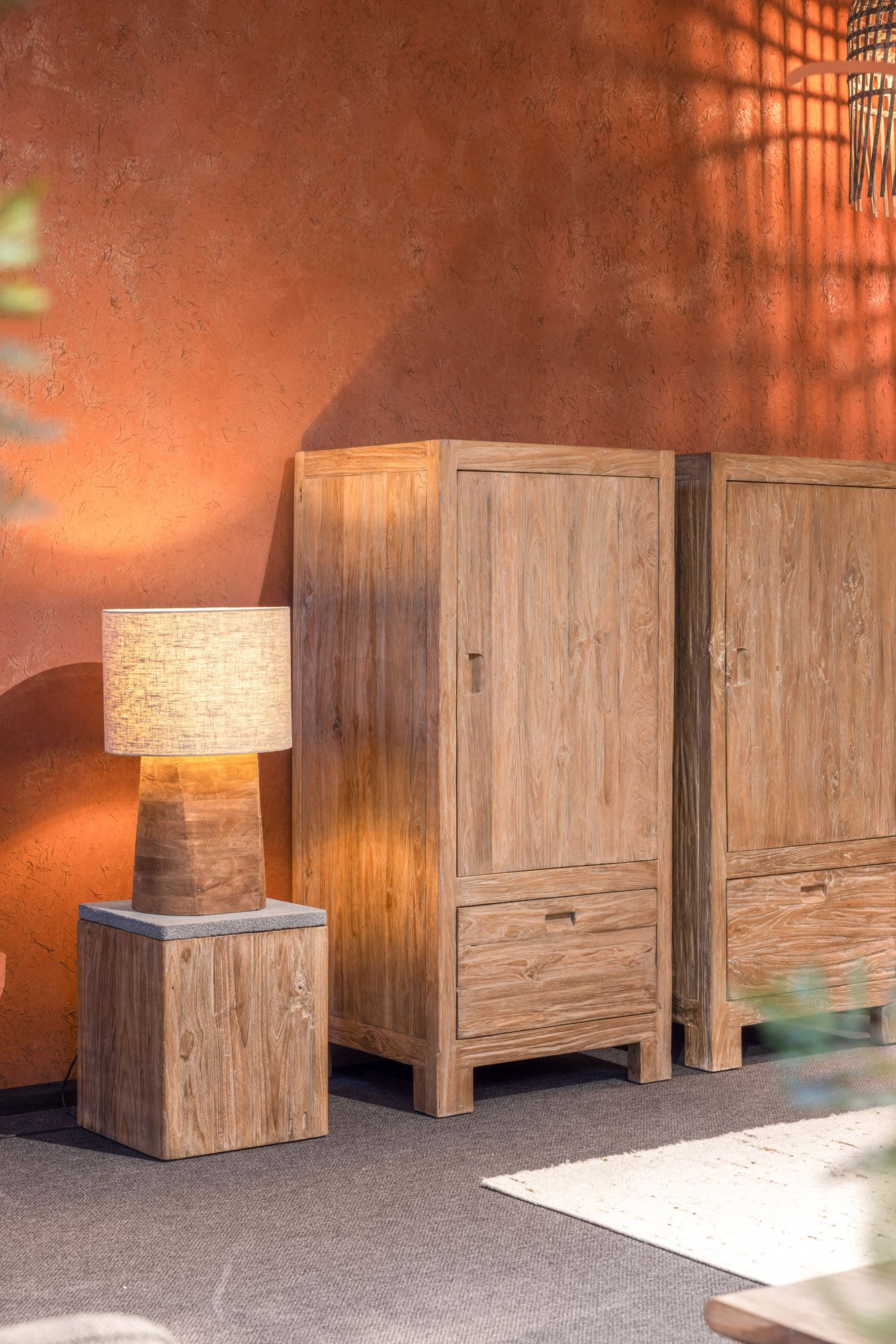 Tischleuchte Reed aus Mangoholz mit Stoffschirm für warmes Wohnlicht | Gommaire bei STUFF Shop kaufen