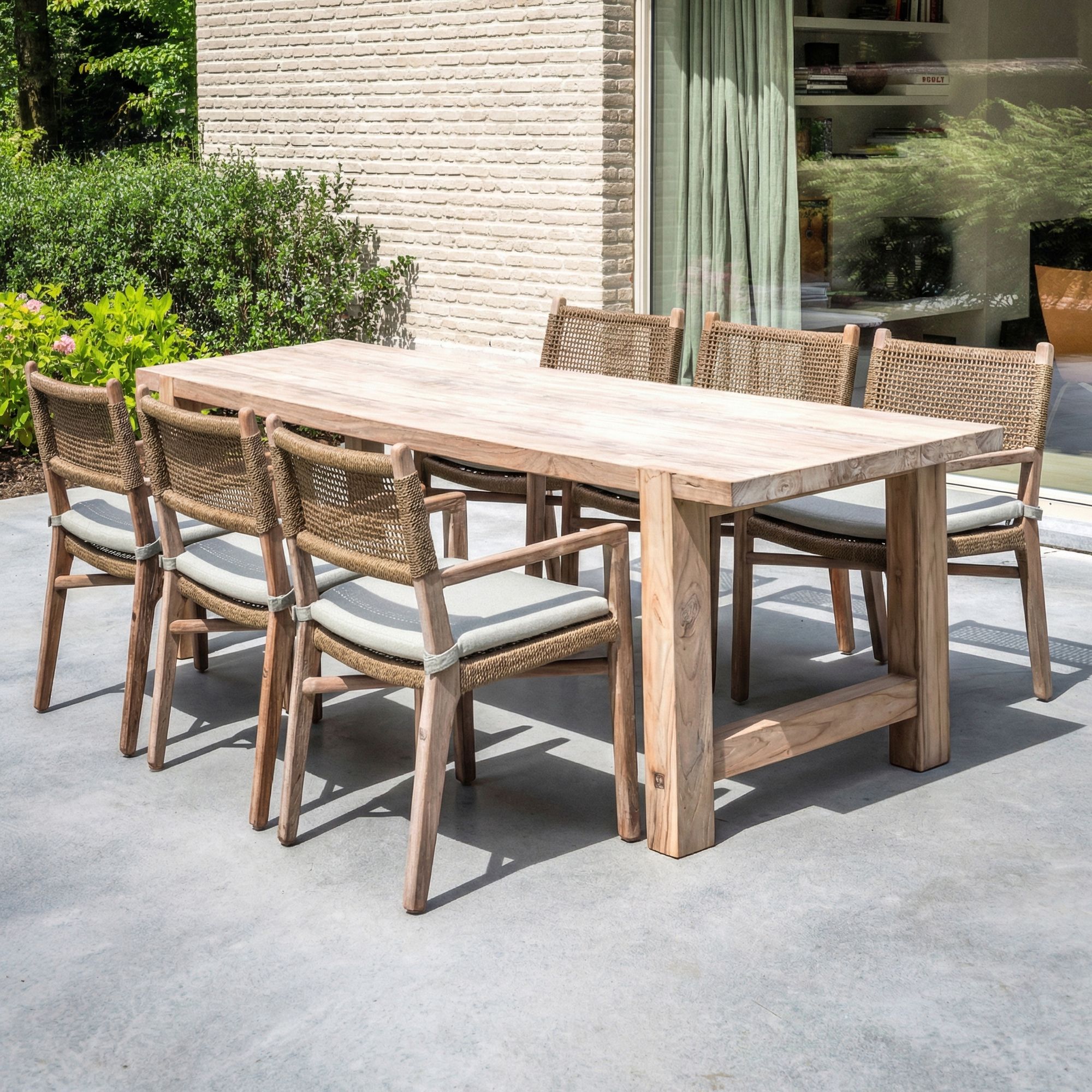 Outdoor Esstisch Jacob Small aus massivem Teakholz | großer Gartentisch Gommaire bei STUFF Shop kaufen