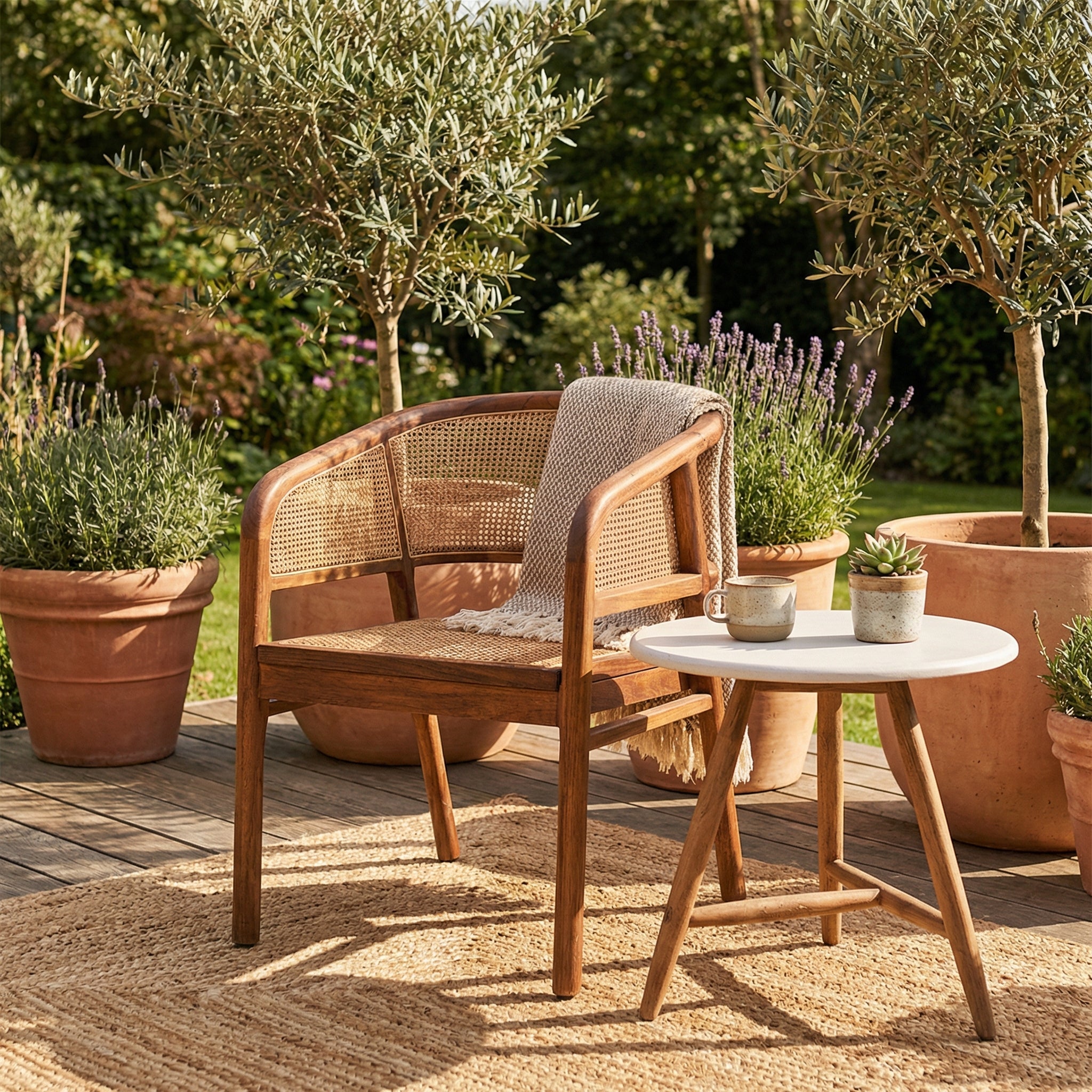 Armlehnenstuhl Imen aus Teakholz in Emas Brown mit PE Wicker – Outdoor-Stuhl aus der Gommaire Kollektion bei STUFF Shop