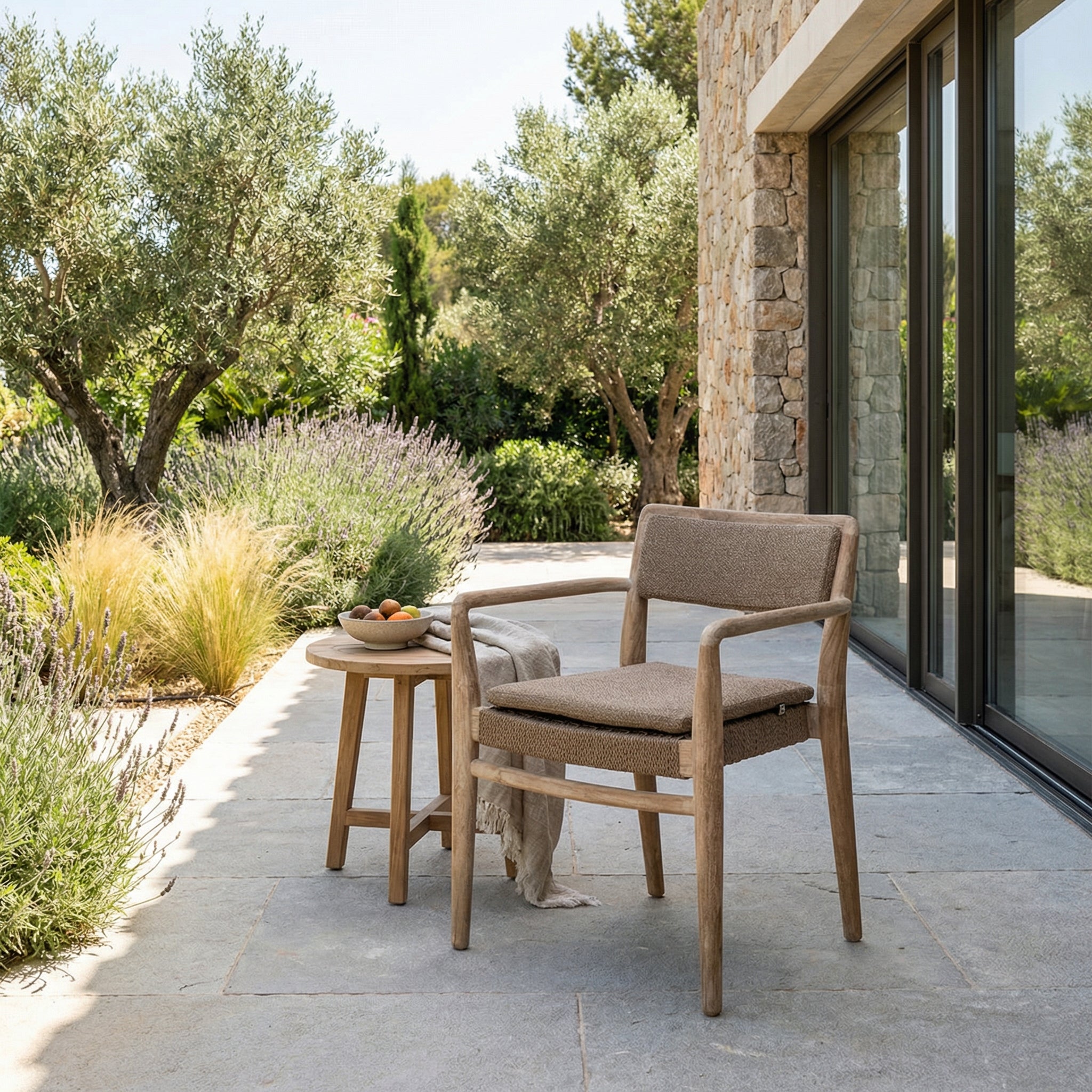 Armlehnenstuhl Jared Teak aus massivem Teakholz Natural Grey mit handgeflochtenem Sitz aus PE Wicker Antique Weed | optional mit Sitz- oder Sitz- & Rückenpolster