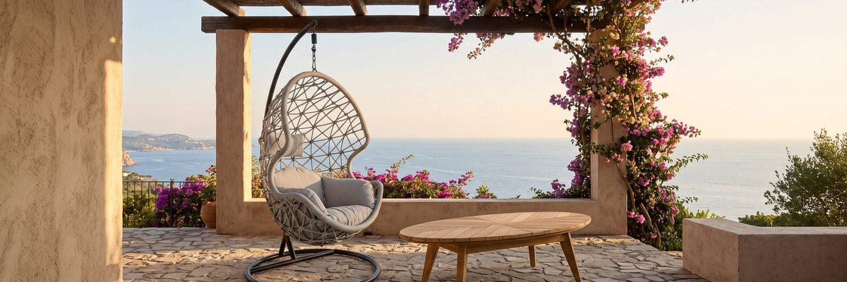 Bizzotto Outdoor Hängesessel Kelly und Couchtisch Coachella aus Teak auf der Terrasse