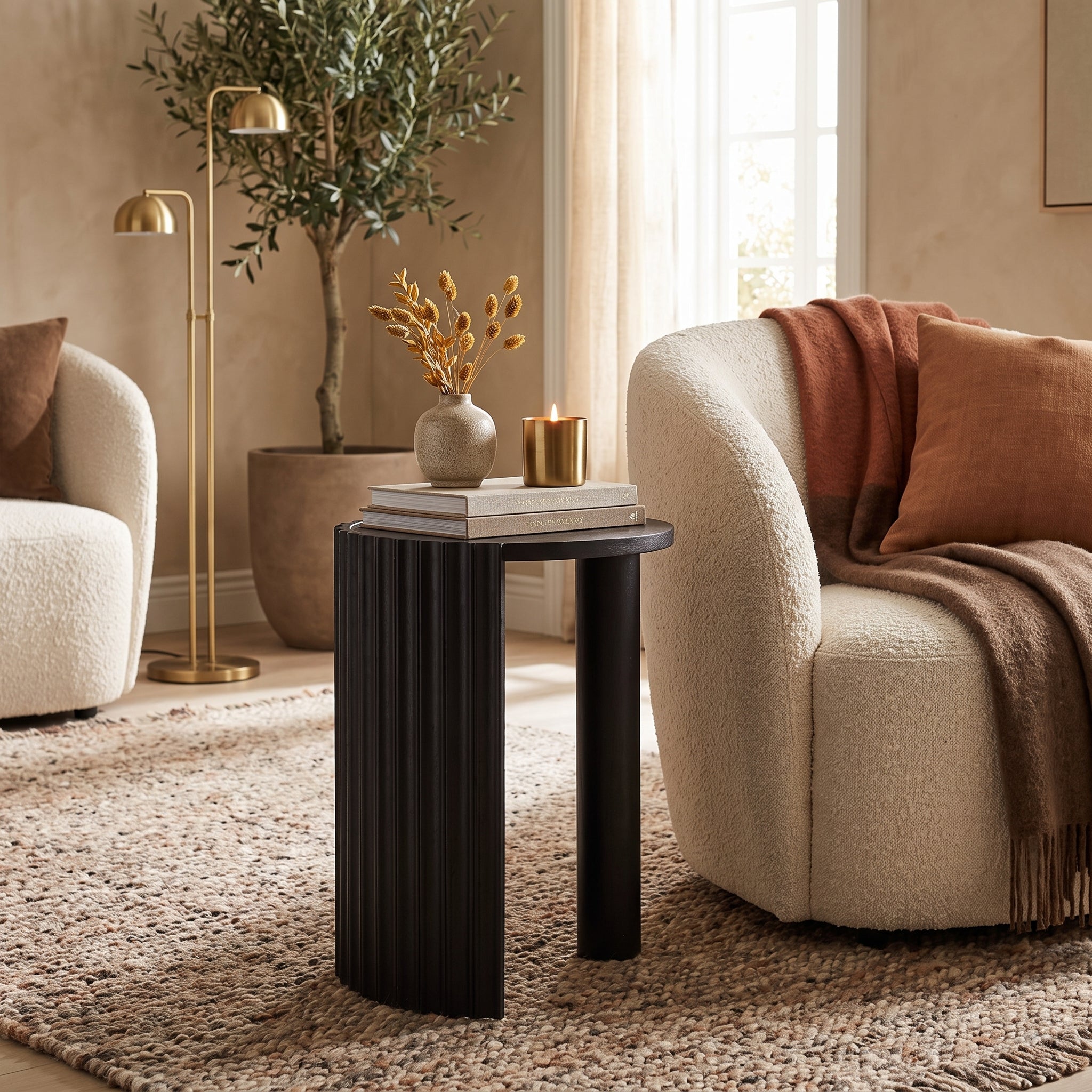 Beistelltisch Orissa Schwarz von Bizzotto – Mangoholz Ø 50 cm neben dem Sofa, STUFF Shop