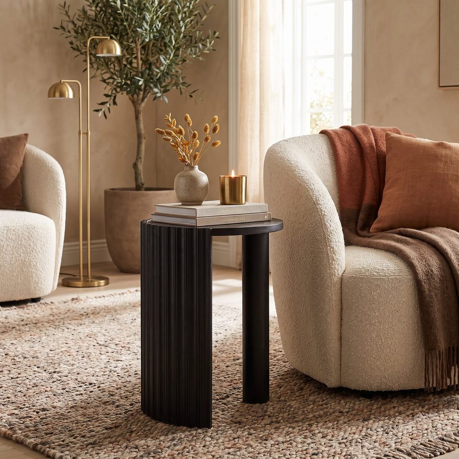 Beistelltisch Orissa Schwarz von Bizzotto – Mangoholz Ø 50 cm neben dem Sofa, STUFF Shop