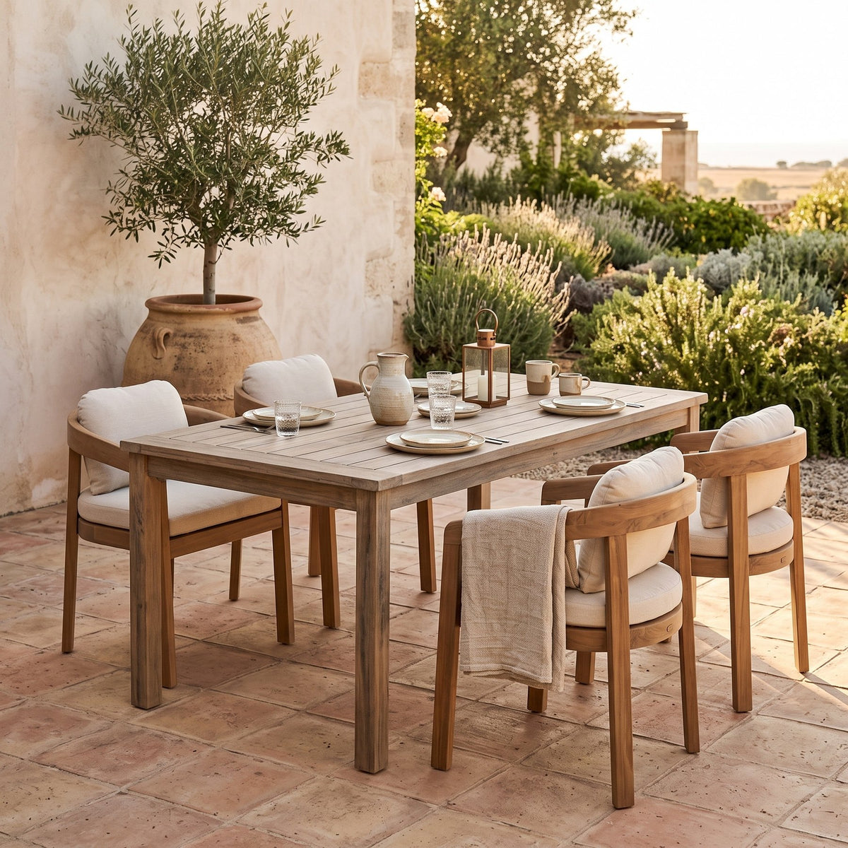 Gartenstuhl Pablo mit Armlehnen von Bizzotto auf der Terrasse