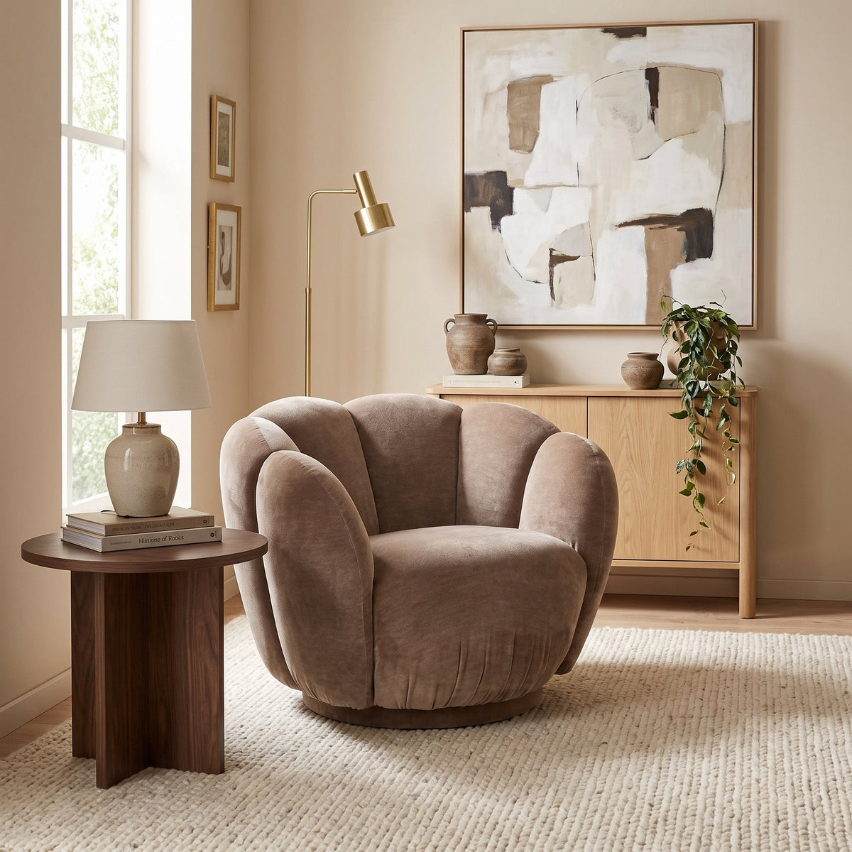 Loungesessel Tulip Biscuit von Bizzotto in Beige, runde gepolsterte Form im hellen Wohnzimmer