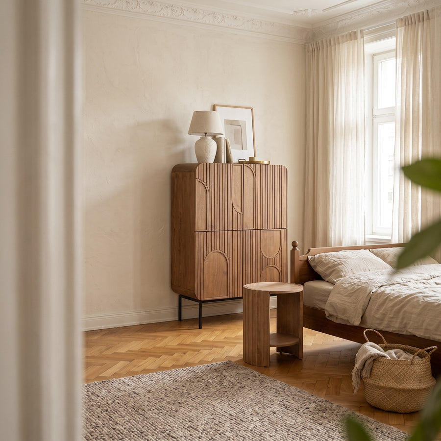 Schrank Orissa Braun von Bizzotto, Mangoholz, 90 x 42 x 120 cm, im Schlafzimmer mit Nachttisch Orissa
