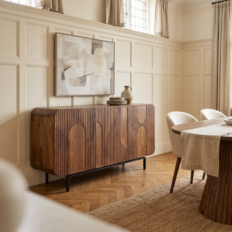 Sideboard Orissa 3-türig Braun von Bizzotto, Mangoholz, 145 x 42 x 82 cm, im Esszimmer mit Esstisch Orissa