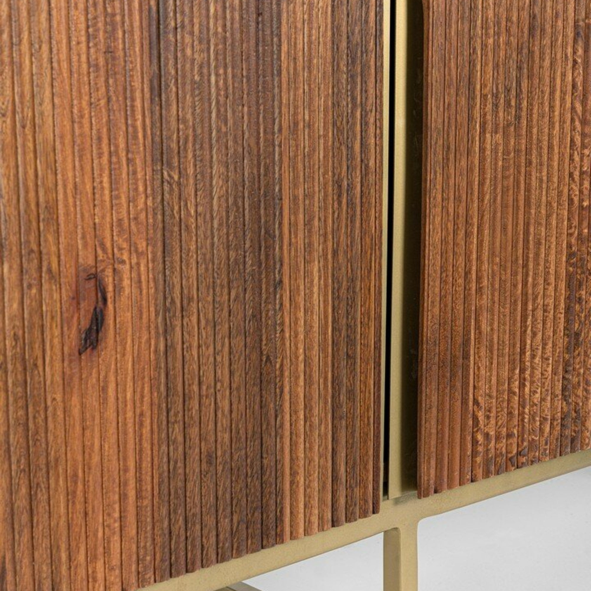 Sideboard Vilas von Bizzotto – Detail der Mangoholz-Front, im STUFF Shop