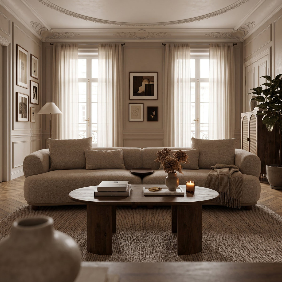 Sofa Cheope als 4-Sitzer aus zwei Elementen mit dem ovalen Couchtisch Orlando in einem Salon