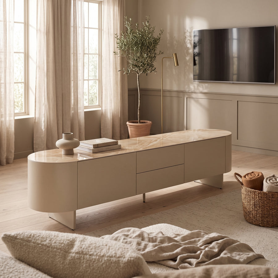 TV-Möbel Ardis in Hellbeige mit Keramikplatte in Onyx-Optik unter einem Wandfernseher im hellen Wohnzimmer