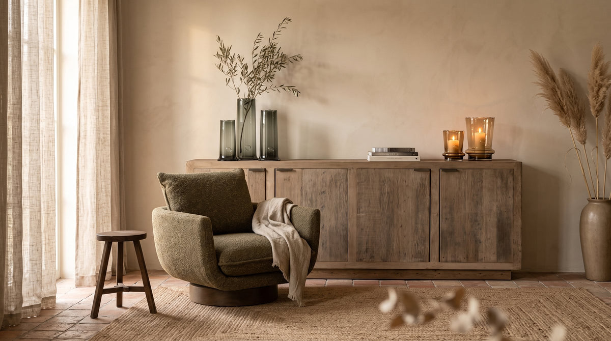 Gommaire Sideboard Tracy aus Altholz mit Clubsessel Mason, Vasen Nikky und Duftkerzen Ali im Wohnzimmer