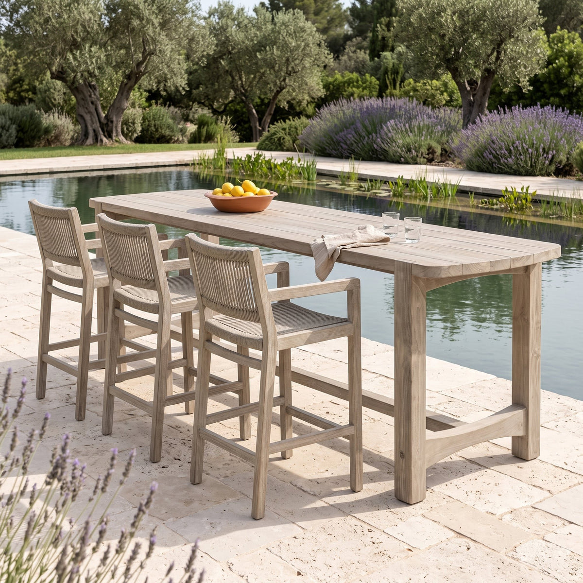 Barstuhl Mario mit Armlehnen Teak Natural Grey von Gommaire, Teak Natural Grey und Seilgeflecht, B 52 × T 61,5 × H 97 cm, am Bartisch Jacoba mit Schale Ali am Pool