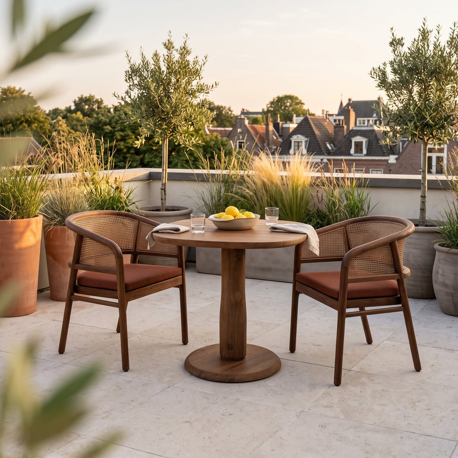 Bistrotisch Dita Squircle Teak Emas Brown von Gommaire, Teak Emas Brown, Ø 80 × H 76 cm, mit Armlehnenstühlen Imen und Schale Ali auf der Dachterrasse