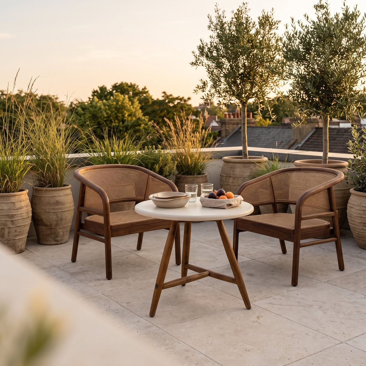Bistrotisch Faye rund Beton Teak Emas Brown Low von Gommaire, Beton und Teak Emas Brown, Ø 75 × H 69 cm, Ambiente mit Outdoor Sesseln Imen und Schale Ali auf der Dachterrasse