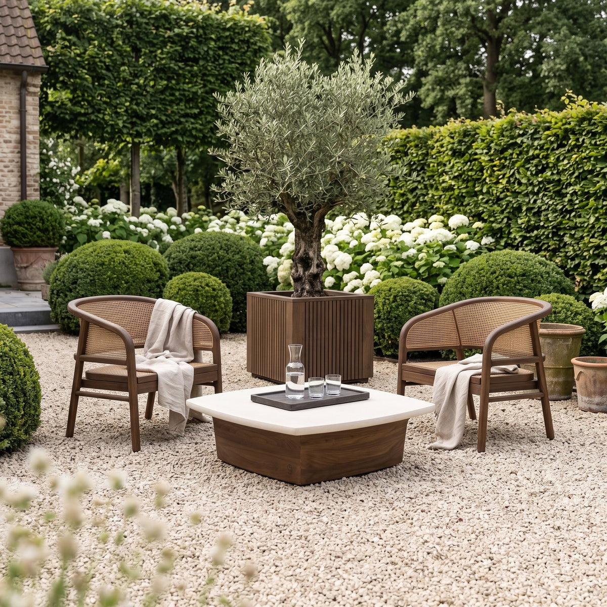 Couchtisch Boa Teak Emas Brown mit Betonplatte Large von Gommaire, Teak Emas Brown und Beton, 90 × 90 × H 28 cm, mit Outdoor Sesseln Imen, Tablett Mila und Pflanzkübel Nora im Kiesgarten