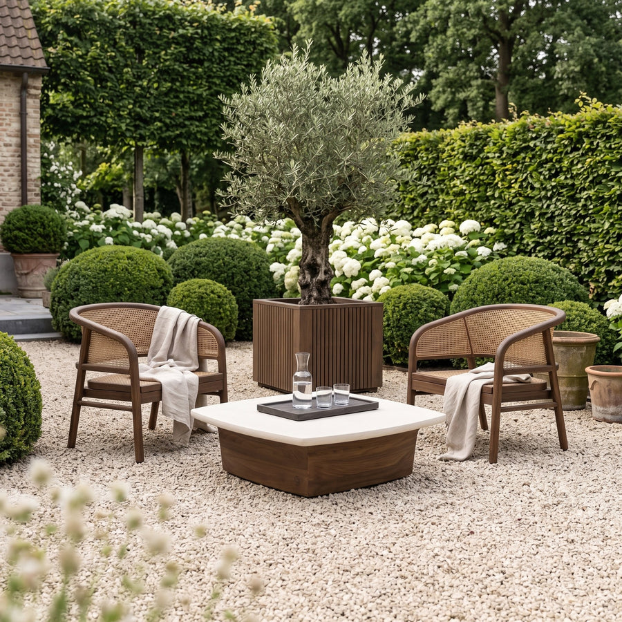 Couchtisch Boa Teak Emas Brown mit Betonplatte Large von Gommaire, Teak Emas Brown und Beton, 90 × 90 × H 28 cm, mit Outdoor Sesseln Imen, Tablett Mila und Pflanzkübel Nora im Kiesgarten