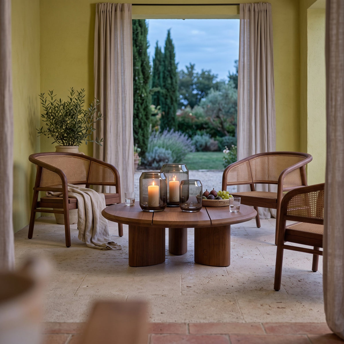 Couchtisch Imen rund Teak Emas Brown Large von Gommaire, Teak Emas Brown, Ø 80 × H 28 cm, mit Outdoor Sesseln Imen und Windlicht Daniel in der Loggia