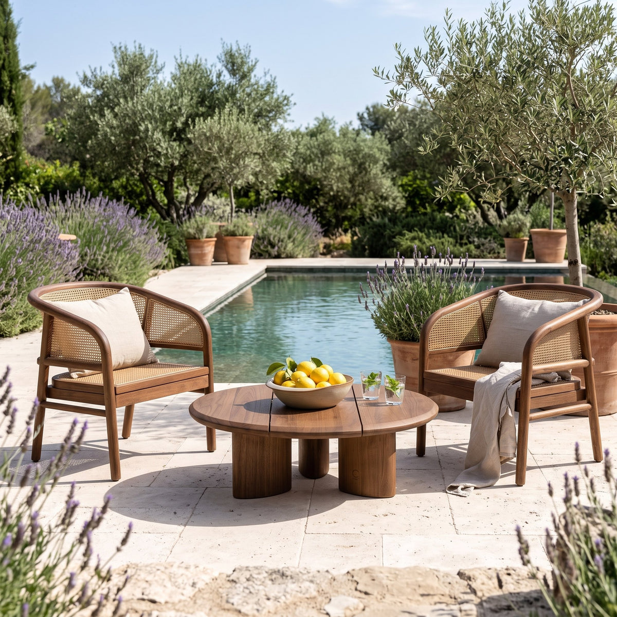 Couchtisch Imen rund Teak Emas Brown Large von Gommaire, Teak Emas Brown, Ø 80 × H 28 cm, zwischen Outdoor Sesseln Imen mit Schale Ali am Pool