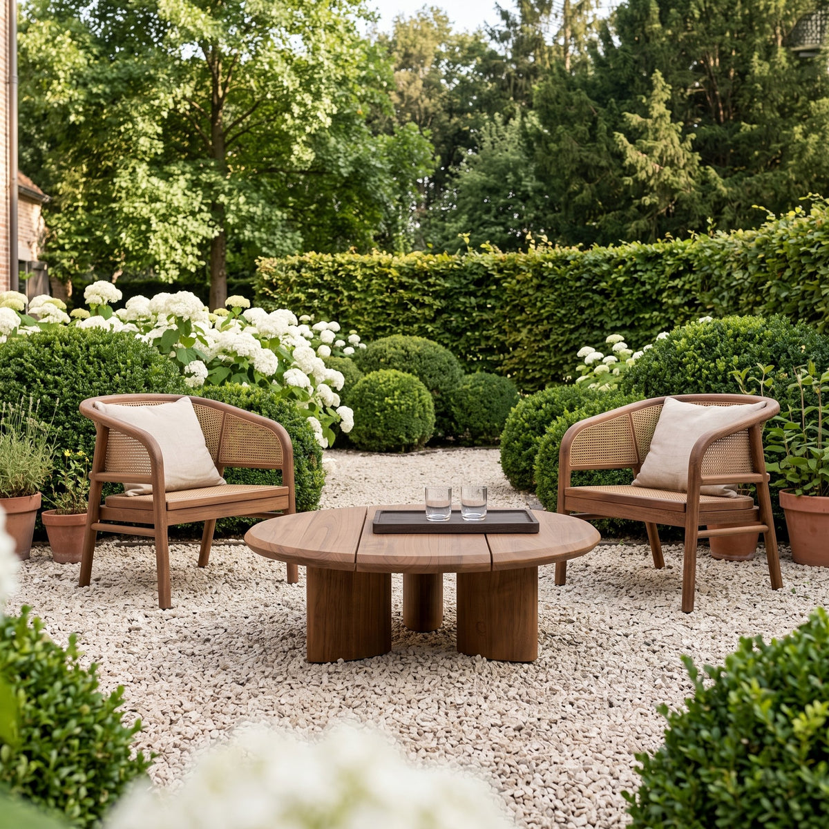 Couchtisch Imen rund Teak Emas Brown Large von Gommaire, Teak Emas Brown, Ø 80 × H 28 cm, mit Outdoor Sesseln Imen und Tablett Mila im Kiesgarten