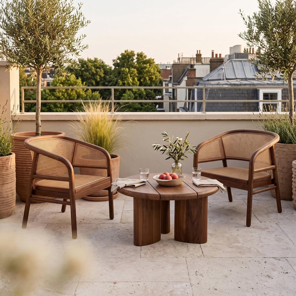 Couchtisch Imen rund Teak Emas Brown Small von Gommaire, Teak Emas Brown, Ø 65 × H 35 cm, zwischen Outdoor Sesseln Imen mit Schale Ali auf der Dachterrasse