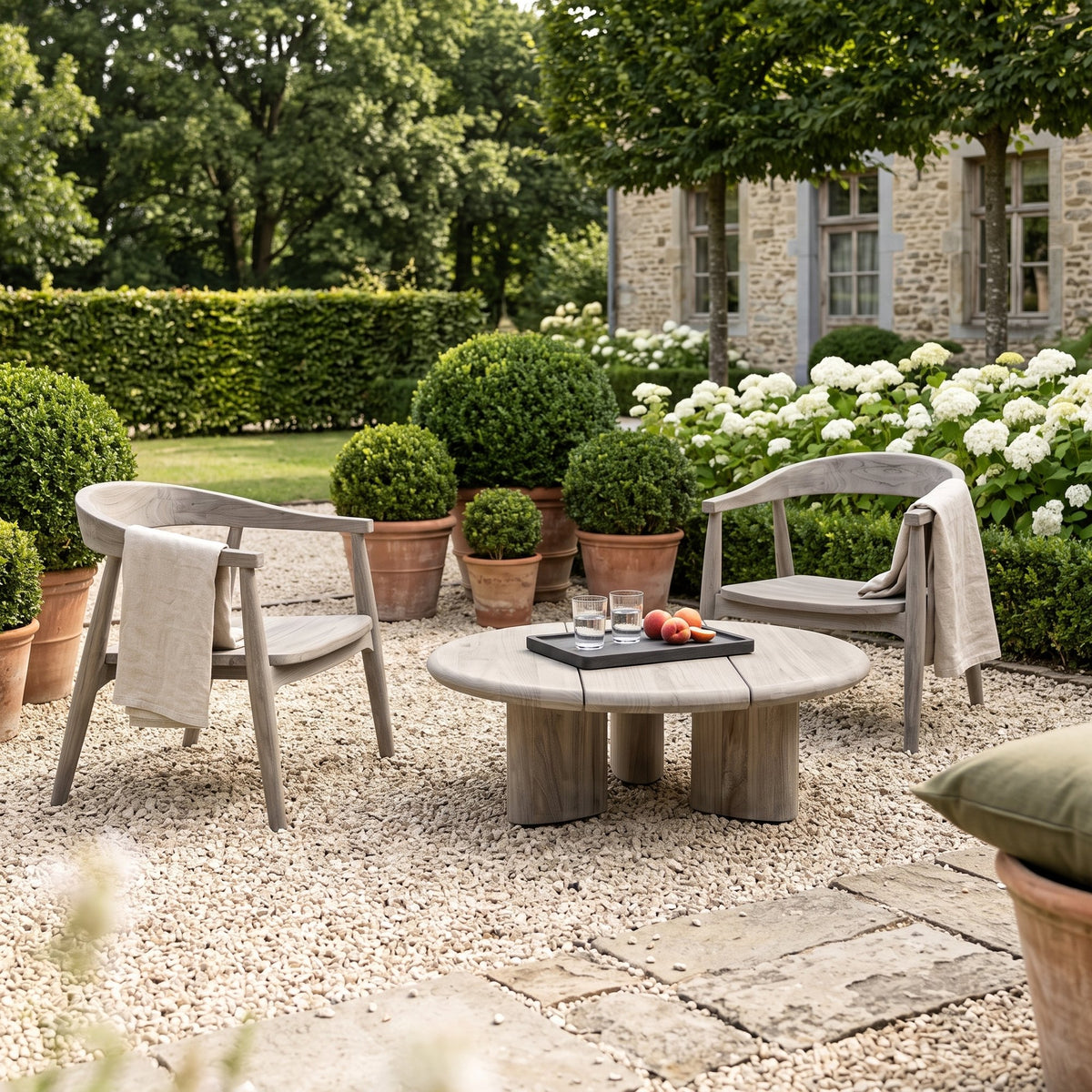 Couchtisch Imen rund Teak Natural Grey Large von Gommaire, Teak Natural Grey, Ø 80 × H 28 cm, mit Easy Chairs Faye und Tablett Mila im Kiesgarten