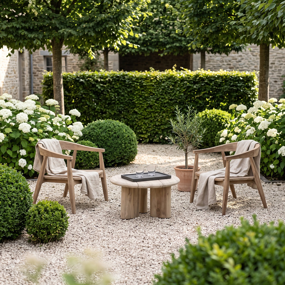 Couchtisch Imen rund Teak Natural Grey Small von Gommaire, Teak Natural Grey, Ø 65 × H 35 cm, zwischen Sesseln Faye Easy Chair mit Tablett Mila im Kiesgarten