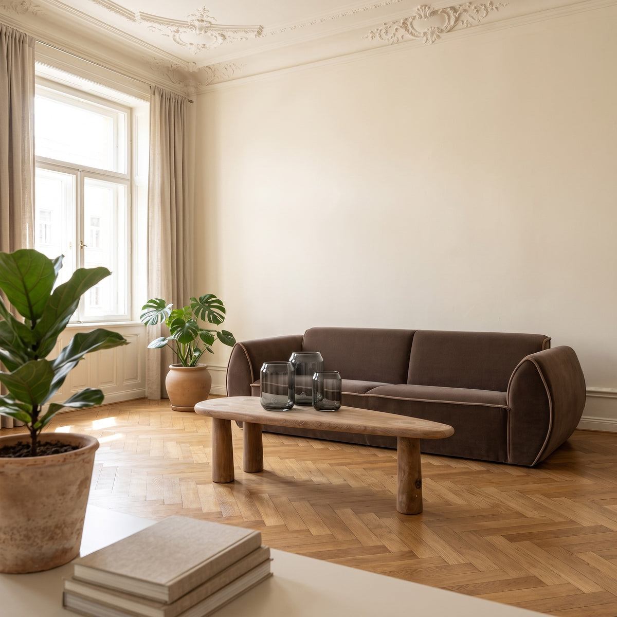 Couchtisch May Teak Natural Grey von Gommaire vor dem Sofa Ferre mit Windlichtern Daniel im Altbau-Wohnzimmer