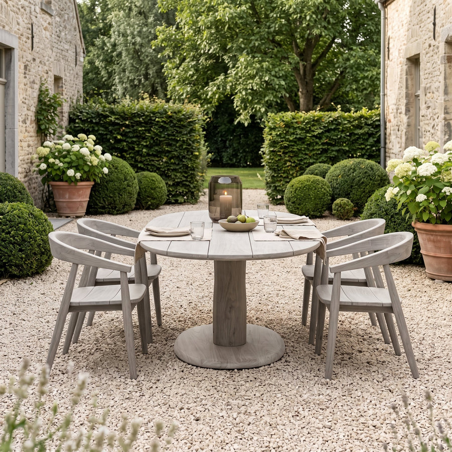 Esstisch Dita Rectoval Teak Natural Grey von Gommaire, Teak Natural Grey, 180 × 112,5 × H 76 cm, mit Armlehnstühlen Faye und Windlicht Daniel im Kiesgarten