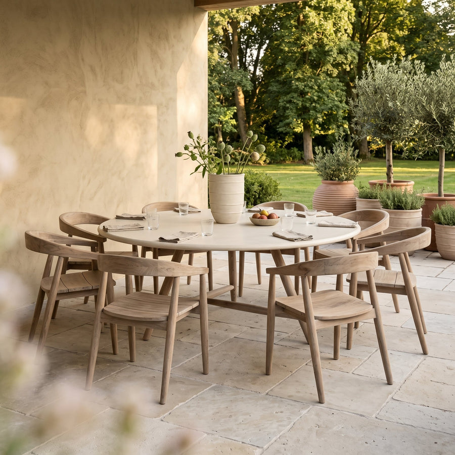 Esstisch Faye rund Beton Teak Natural Grey XL von Gommaire, Beton und Teak Natural Grey, Ø 170 × H 76 cm, Interiorbild mit Armlehnstühlen Faye und Vase Simon auf der Gartenterrasse