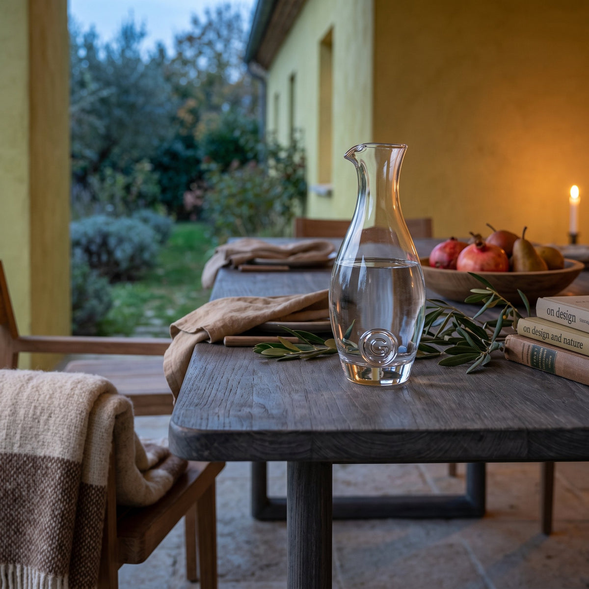 Karaffe Jadot Klarglas von Gommaire, Klarglas, Ø 11,8 × H 26,4 cm, Nahaufnahme in der Loggia, auf dem Esstisch Justin