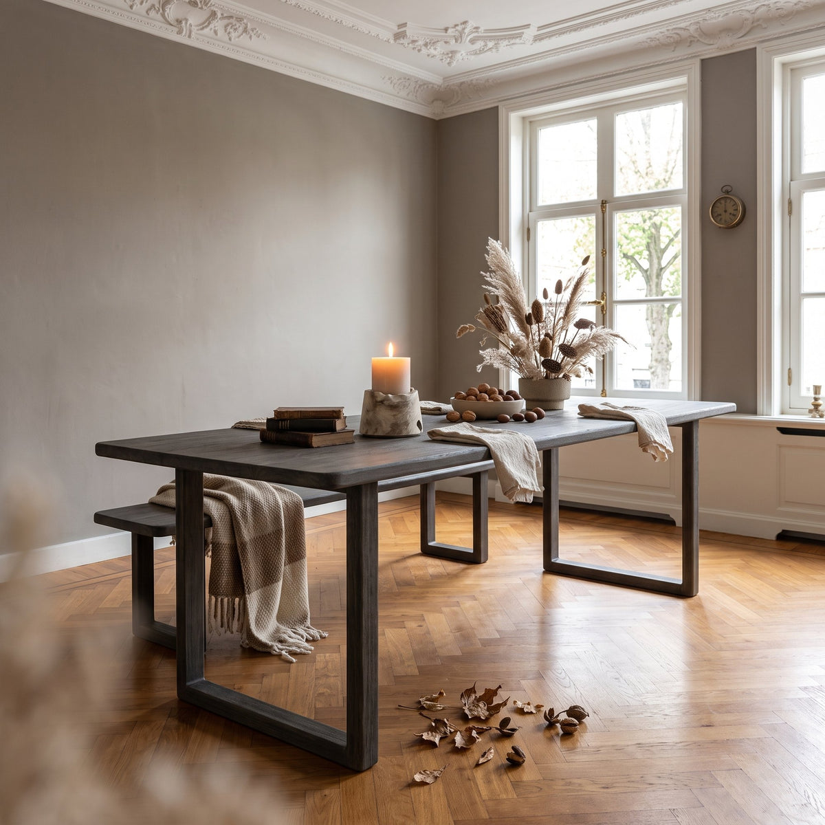 Kerzenhalter Binta Teakwurzel Natural Grey Small von Gommaire, Teakwurzel Natural Grey, Ø 17,5 × H 12 cm, Interiorbild im Esszimmer, auf dem Esstisch Justin