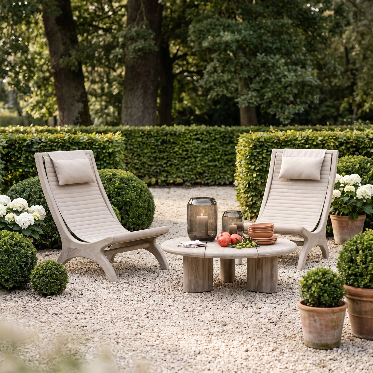 Loungesessel Beacher Sachin Teak Natural Grey Brushed Oak von Gommaire, Teak Natural Grey, Bespannung Sunbrella Brushed Oak, B 60 × T 97 × H 97,5 cm, zwei Sessel um den Couchtisch Imen mit Windlicht Daniel im Kiesgarten