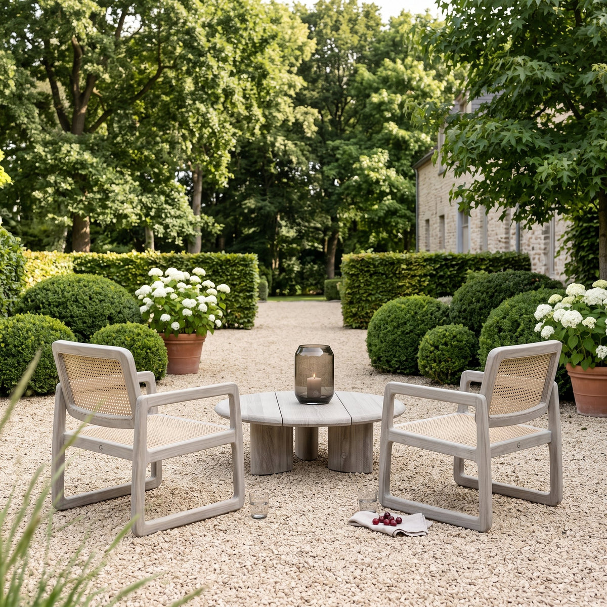 Loungesessel Sally Open Weave Teak Natural Grey von Gommaire, Teak Natural Grey und PE-Rattan, B 67 × T 75 × H 78,5 cm, mit Couchtisch Imen und Windlicht Daniel im Kiesgarten