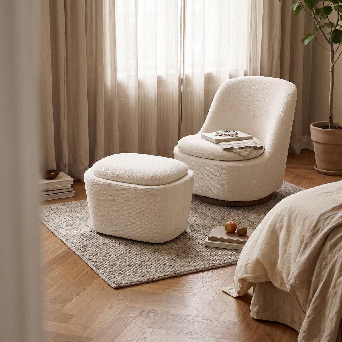 Polsterhocker Liam Ivory von Gommaire neben dem Sessel Liam drehbar Ivory im Schlafzimmer