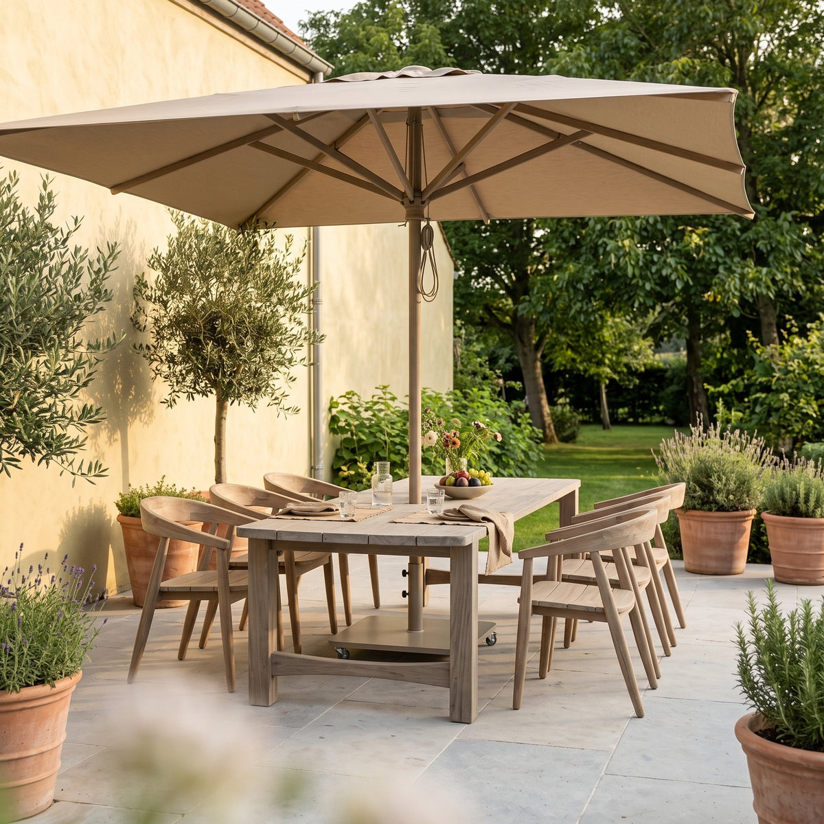 Schirmständer Solaya Stahl pulverbeschichtet Large von Gommaire, Stahl pulverbeschichtet, 75 × 75 × H 52,6 cm, mit Sonnenschirm Solaya Large über dem Esstisch Jacoba auf der Gartenterrasse