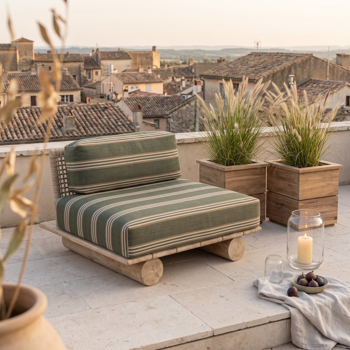 Sessel Edge Teak Natural Grey von Gommaire mit Pflanzkübel Ferdy und Windlicht Daniel Klarglas auf der Dachterrasse