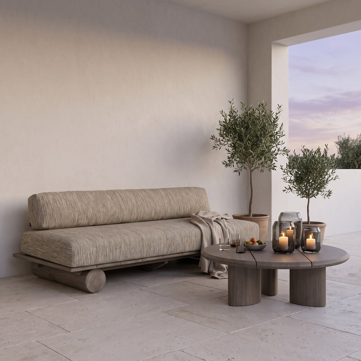 Sofa Edge Teak Emas Brown von Gommaire mit Kissenset, Teak Emas Brown und PE-Rattan Antique Weed, B 240 × T 98 × H 72 cm, mit Couchtisch Imen rund Teak Emas Brown Large und Windlicht Daniel Rauchglas in der Loggia