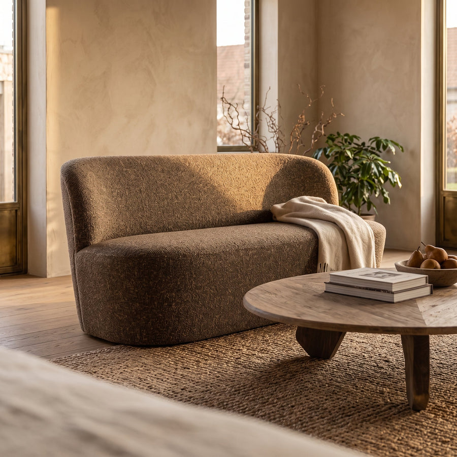 Sofa Julian Braun von Gommaire, Polsterstoff, braun meliert, Gommaire-Stoff GOM004, L 133 × T 75 × H 67,5 cm, Nahaufnahme im Wohnzimmer mit Putzwand, mit dem Couchtisch Day