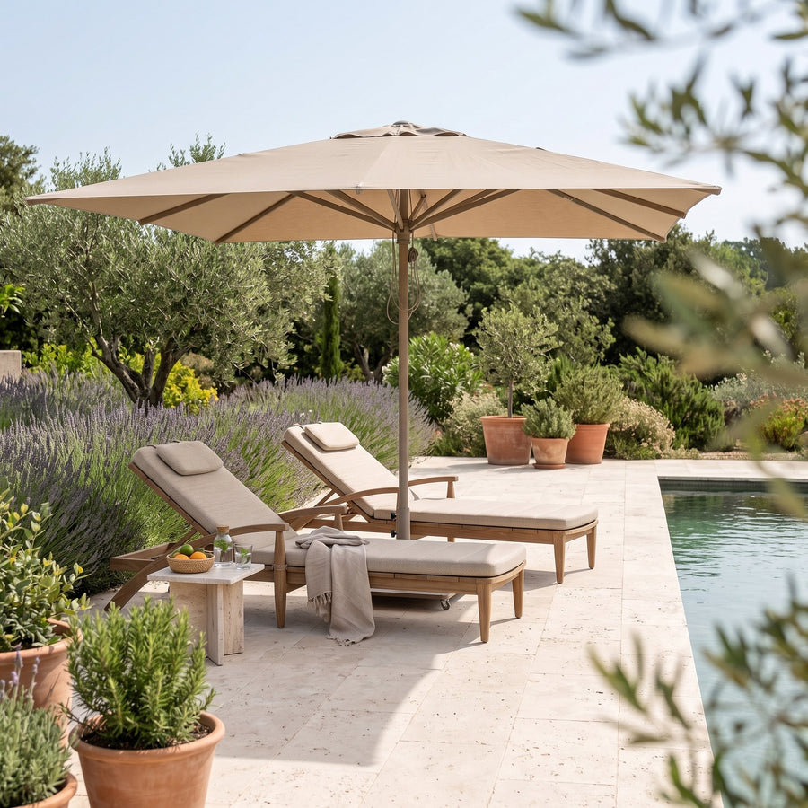 Sonnenschirm Solaya Eukalyptus Natural Grey Brushed Oak Large von Gommaire, Eukalyptus Natural Grey, Bezug Sunbrella Brushed Oak, 325 × 325 cm, H 252 cm, über zwei Sonnenliegen Faye am Pool