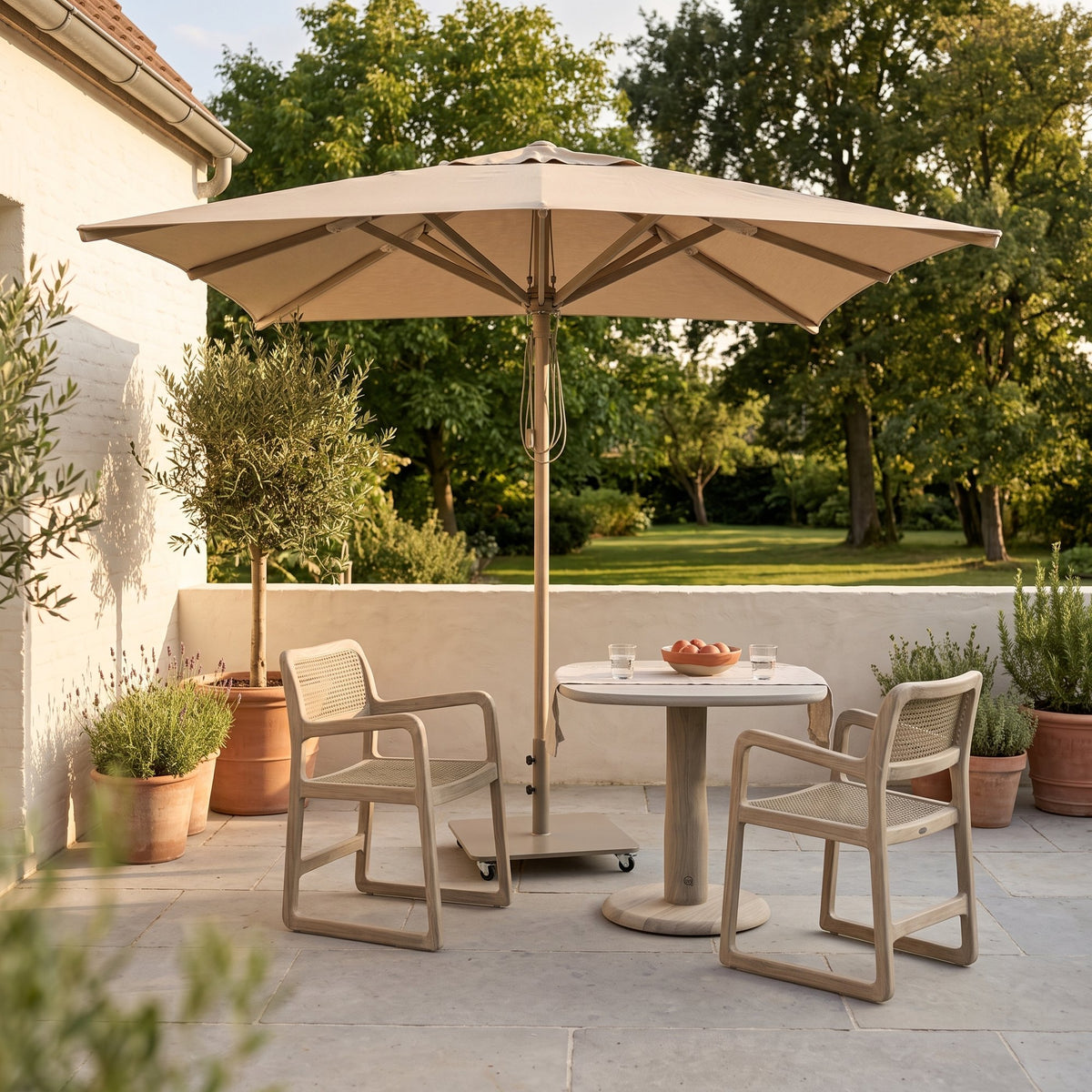 Sonnenschirm Solaya Eukalyptus Natural Grey Brushed Oak Medium von Gommaire, Eukalyptus Natural Grey, Bezug Sunbrella Brushed Oak, 225 × 225 cm, H 248 cm, über Bistrotisch Dita und Armlehnstühlen Sally auf der Terrasse