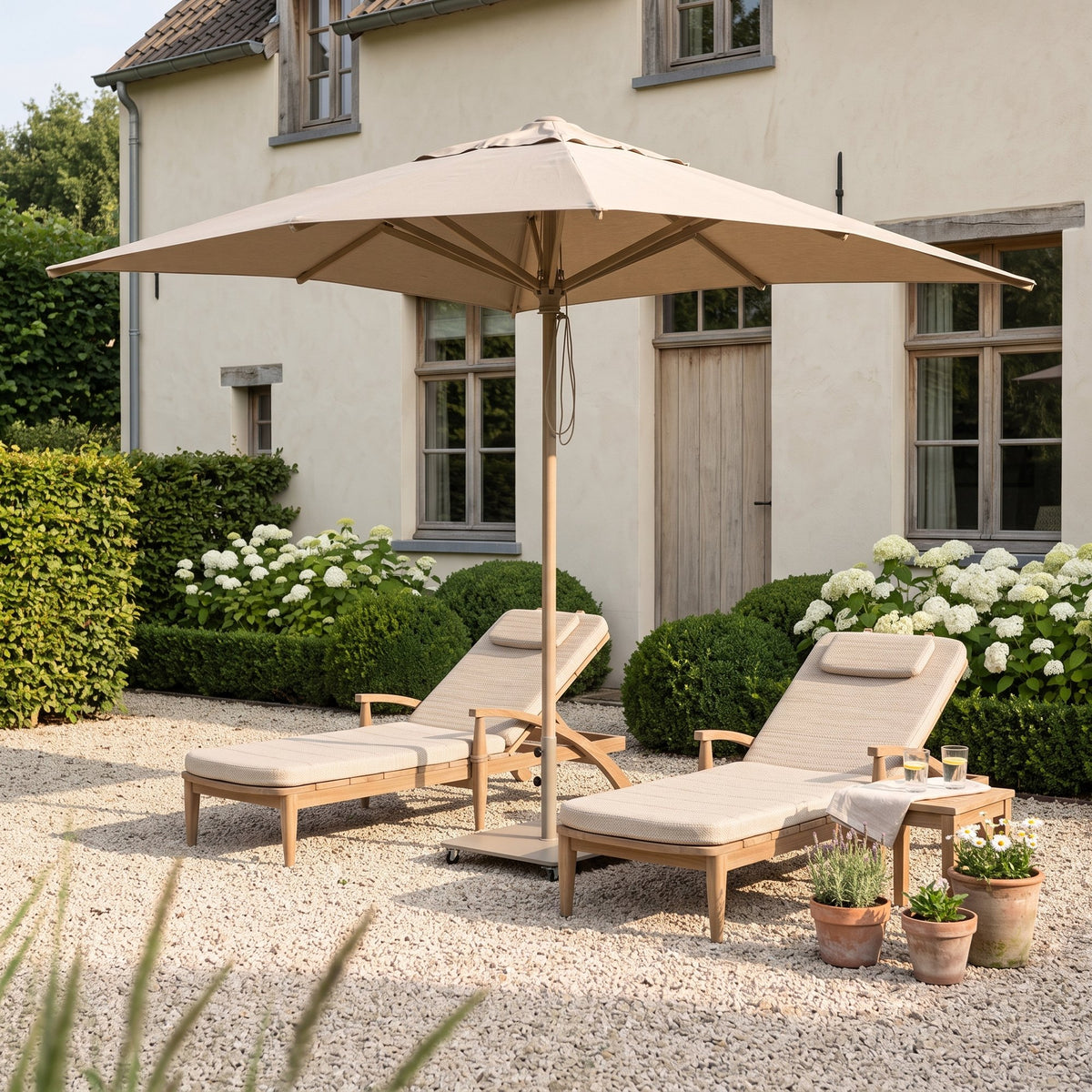Sonnenschirm Solaya Eukalyptus Natural Grey Brushed Oak Medium von Gommaire, Eukalyptus Natural Grey, Bezug Sunbrella Brushed Oak, 225 × 225 cm, H 248 cm, über zwei Sonnenliegen Faye im Kiesgarten