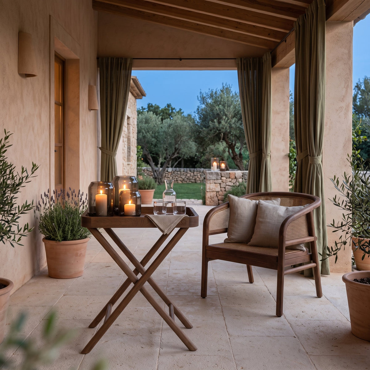 Tabletttisch James Teak Emas Brown Large von Gommaire, Teak Emas Brown, 65 × 45 × H 80 cm, neben einem Outdoor Sessel Imen mit Windlicht Daniel in der Loggia